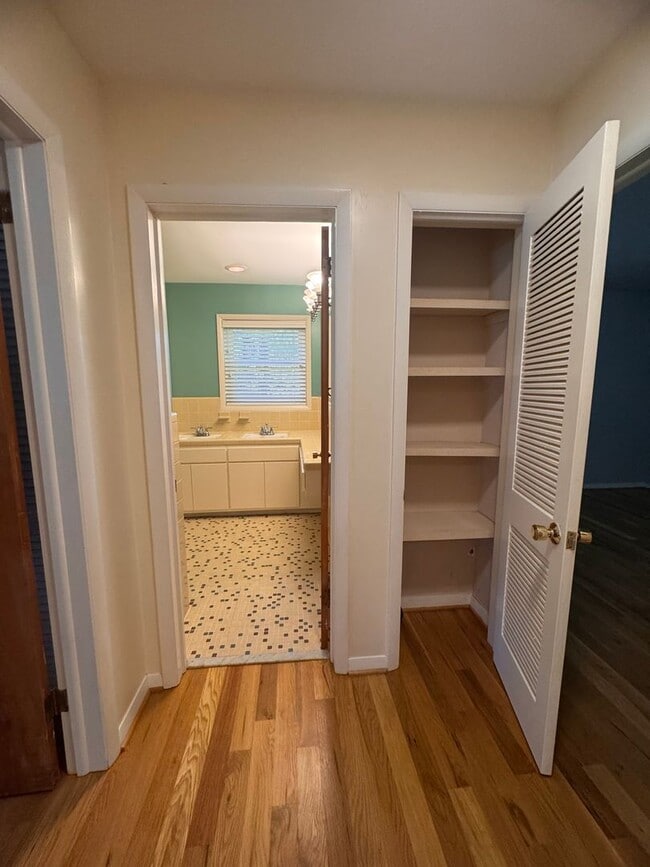 Building Photo - 4 Bedroom Jamestown Beauty!