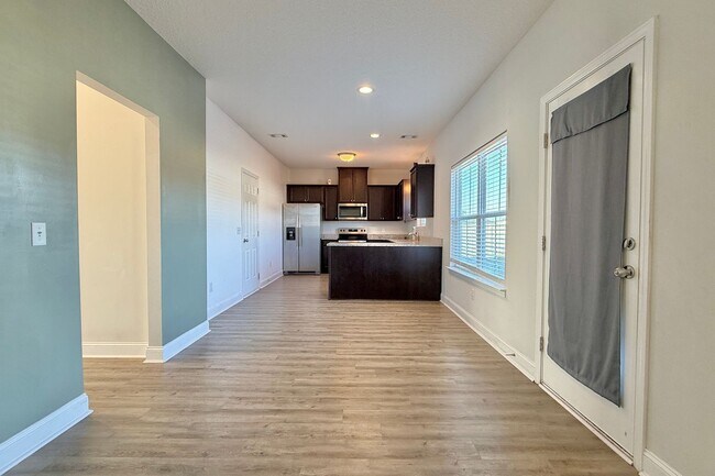 Building Photo - AVAILABLE NOW! (Pet Friendly)