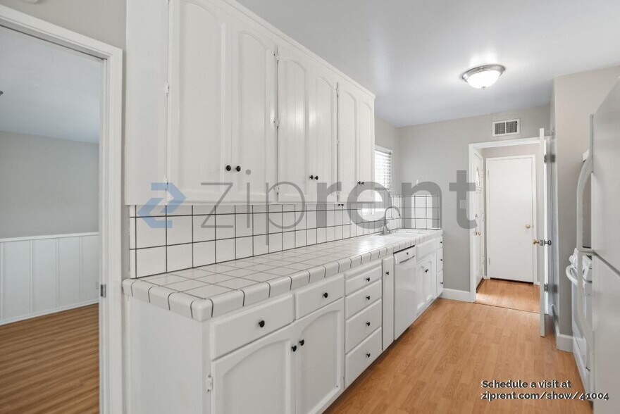 Building Photo - 2276 Markham Ave