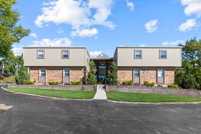 Building Photo - Heart of Webster Groves! *** Large One Bed...