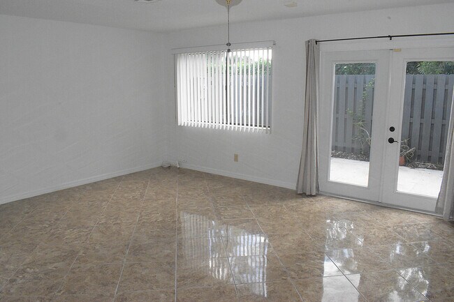 Building Photo - 905 Riverside Dr