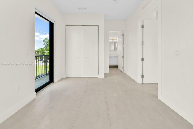 Building Photo - 530 SW 11th Ave