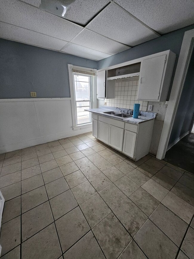 Building Photo - upper 4-bedroom unit east side