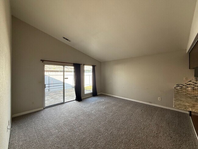 Building Photo - Moonstar &amp; Temescal Duplex