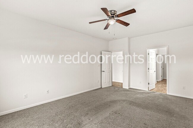 Building Photo - Family-Friendly Fortville Living