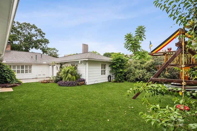 Building Photo - 5659 Chevy Chase Dr
