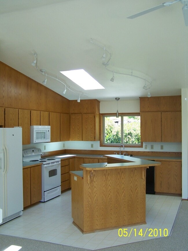 Building Photo - Spacious Home in Beautiful Neighborhood!