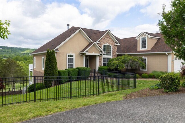 Building Photo - Bright and Spacious Home on Cascades Rd