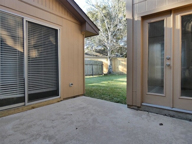 Building Photo - 604 Golfview Dr