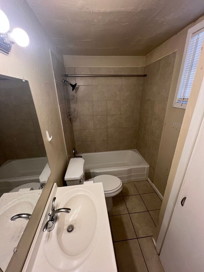 Building Photo - 1 Bedroom Back House - Utilities Included!