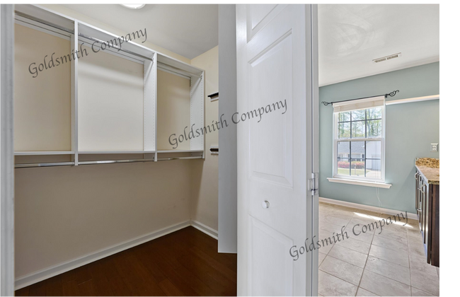 Building Photo - "3-Bedroom Retreat with Beautiful Hardwood...