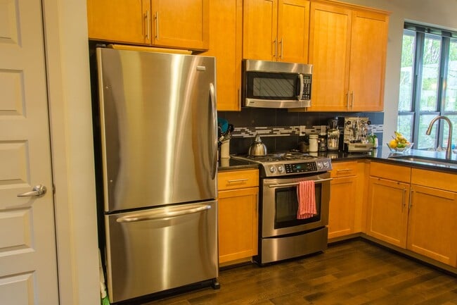 Building Photo - 2Bd/1.5Ba Seattle Townhouse