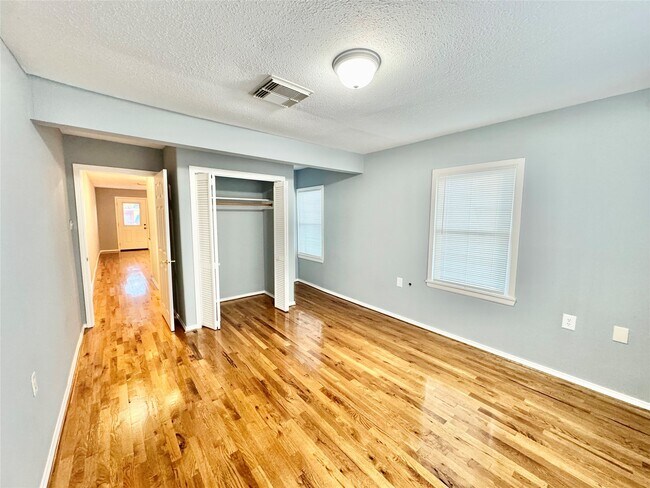 Building Photo - 6203 Heards Ln