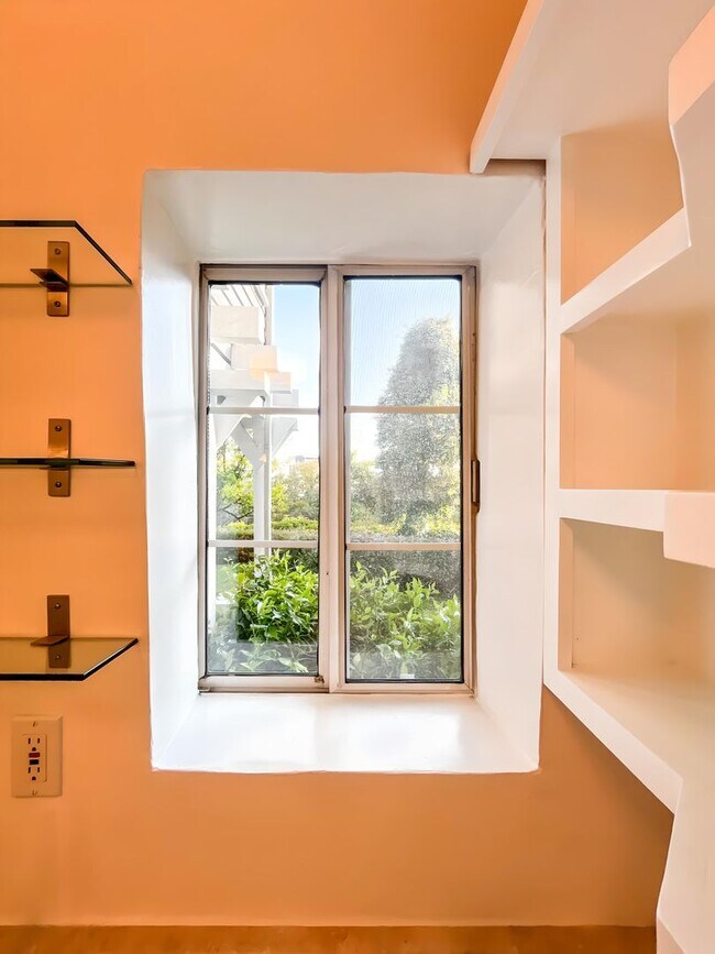 Building Photo - Unbelievable Furnished Studio Lease in WeH...