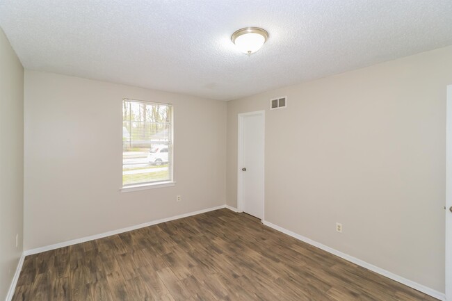 Building Photo - 3883 Winwood Dr
