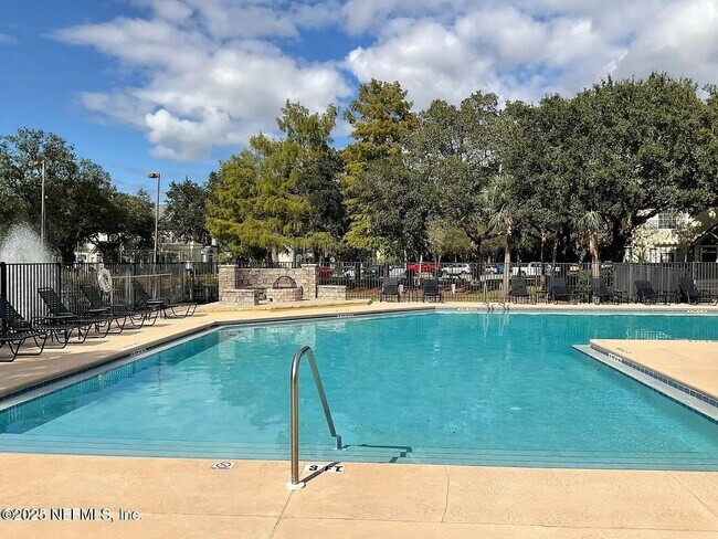 Building Photo - 13703 Richmond Park Dr N