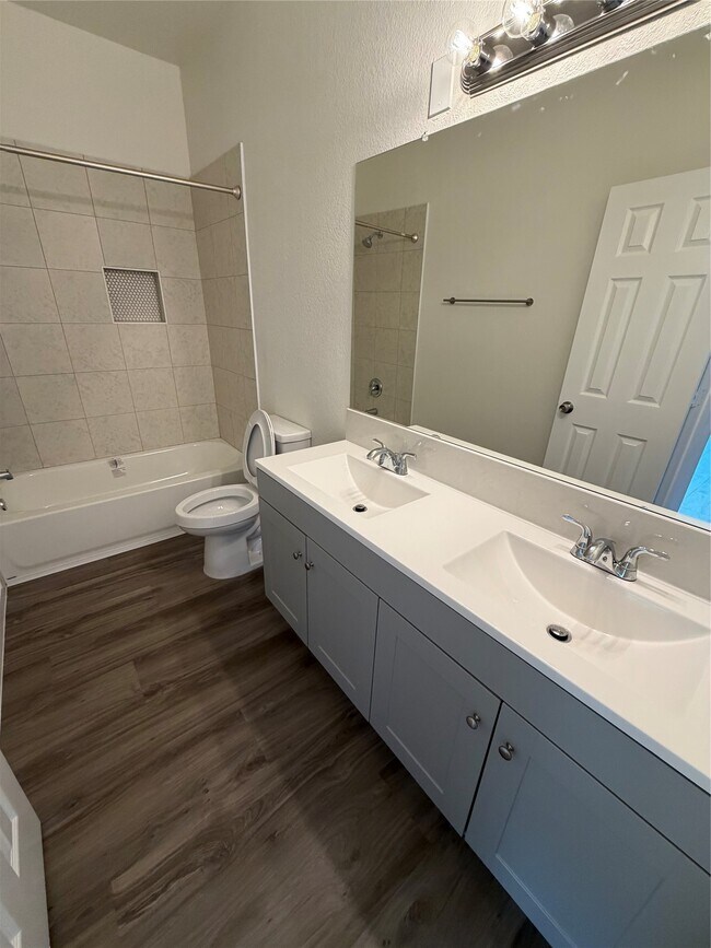 Building Photo - 2205 Highland Crossing Dr