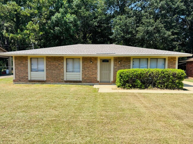 Building Photo - Cozy Meets Spacious: 4BR/2BA with Bonus Den & Patio