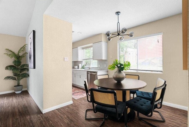 Building Photo - 2320 Montclaire St