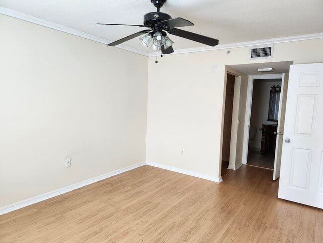 Building Photo - 813 Villa Cir