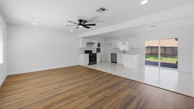 Building Photo - 9109 Lugary Dr