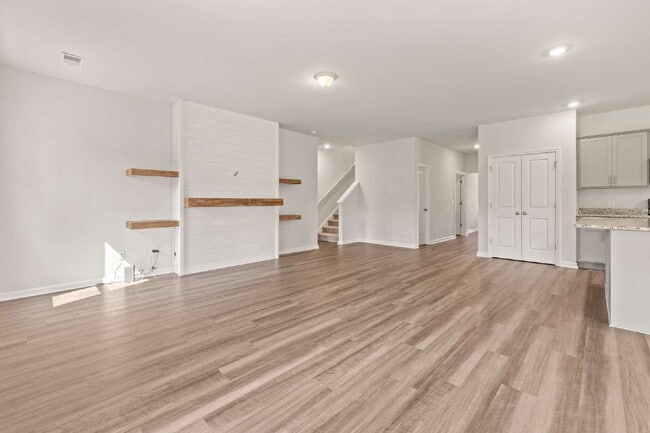 Building Photo - "Charming 3-Bed 2-Bath Residence in Telfai...