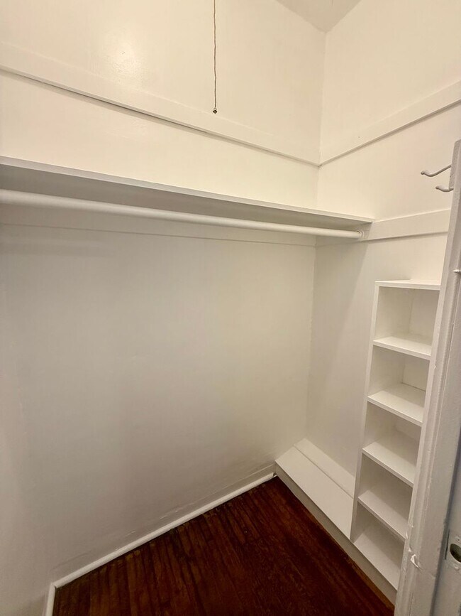 Building Photo - 2166 Beachwood Terrace