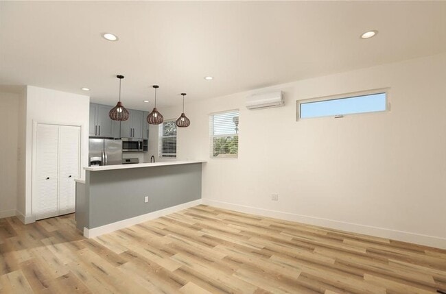 Building Photo - Sanit(4537)