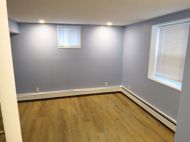 Building Photo - 212 Maplecrest Dr S