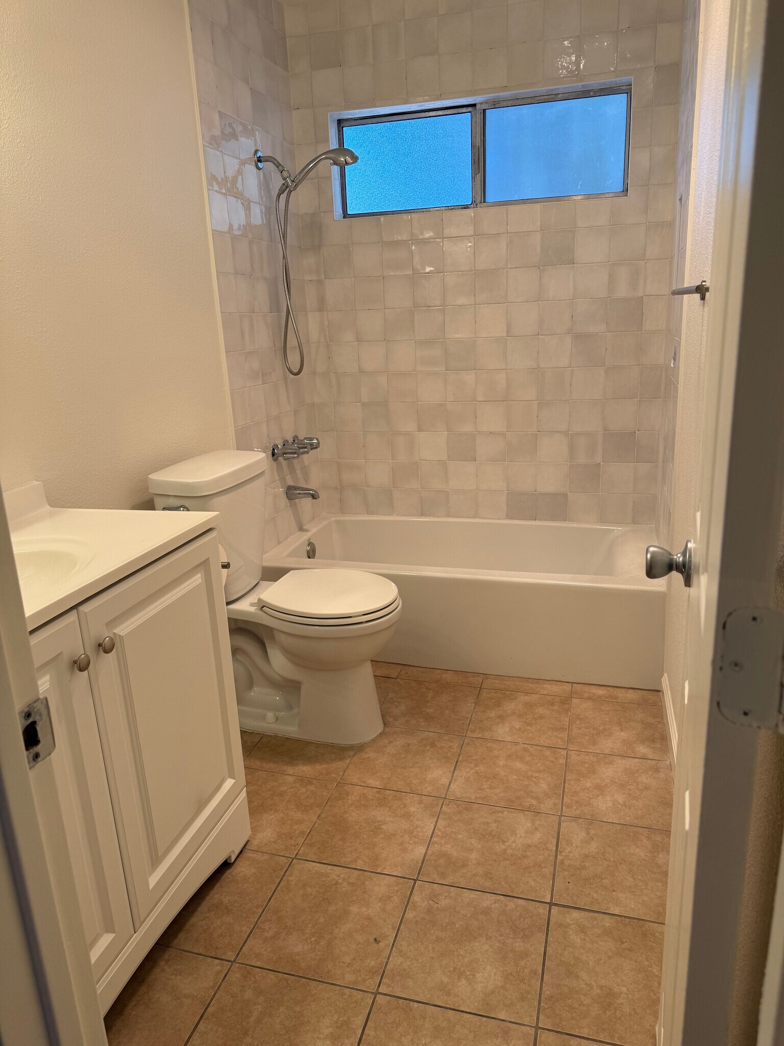 Second bathroom with new tub and surround - 4475 Dale Ave