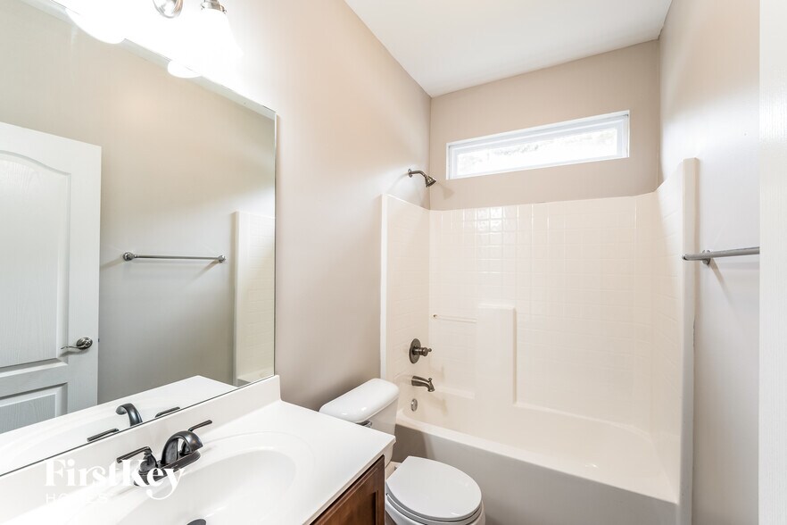Building Photo - 995 Valley Cir