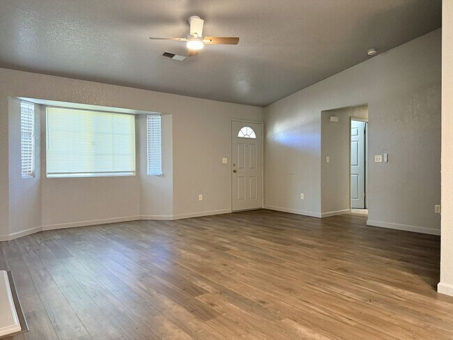 Building Photo - 4/2 with open floor plan Available NOW!!
