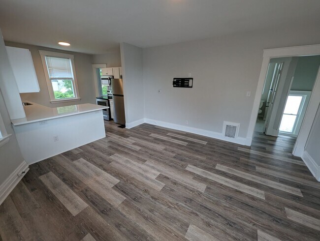 Building Photo - Beautiful Housing Convenient to Xavier Campus with Bonus Room