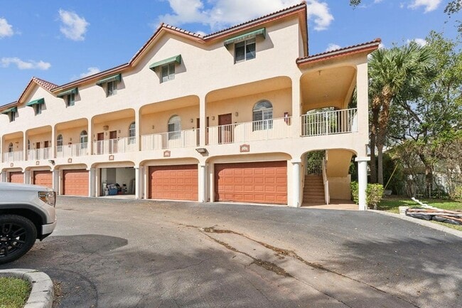 Building Photo - 2469 NE 14th St