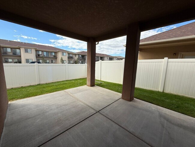 Building Photo - Beautiful 4 bedroom, 2 bath, 3 car garage ...
