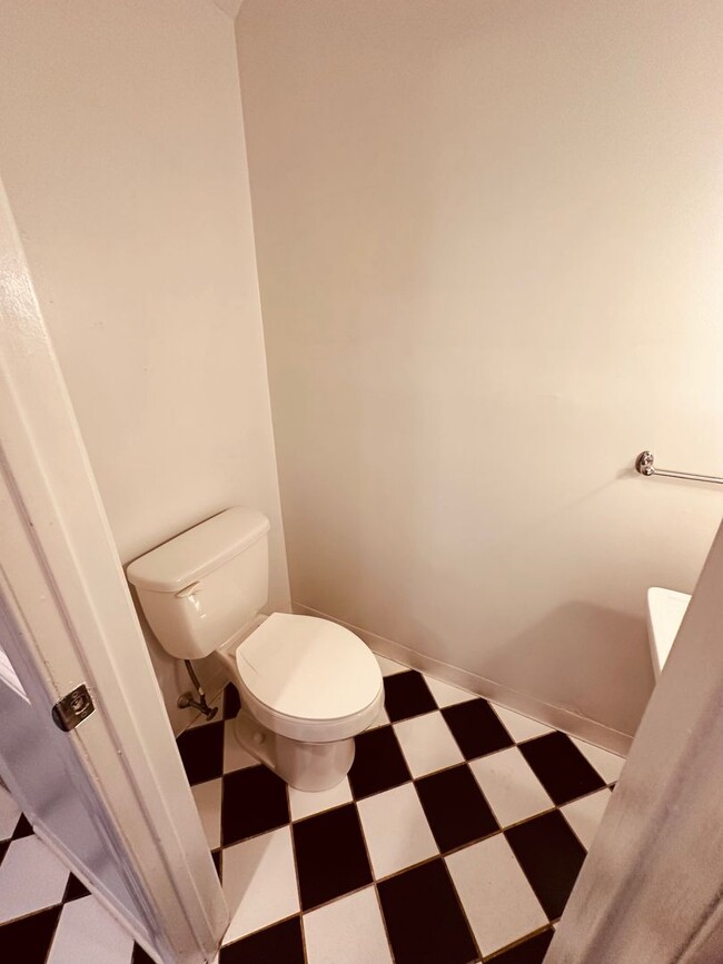 Building Photo - Charming Row House in Historic District