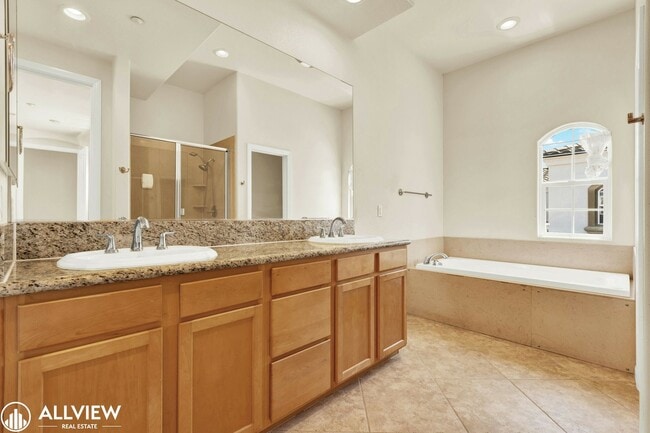 Building Photo - Rare 3-Story Hillcrest Townhome | 3BR/3BA ...