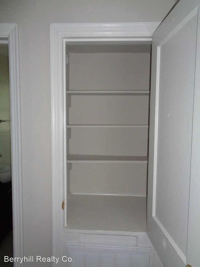 Building Photo - 2 br, 1 bath House - 3900 Admiral Ave.