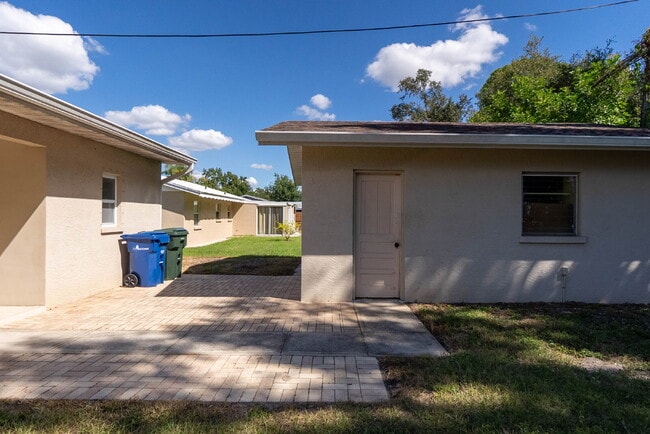 Building Photo - RENT THIS HOME WITH ZERO DEPOSIT MOVE IN: Beautiful Completely Updated 3 Bed / 2 Bath Home in Sou...