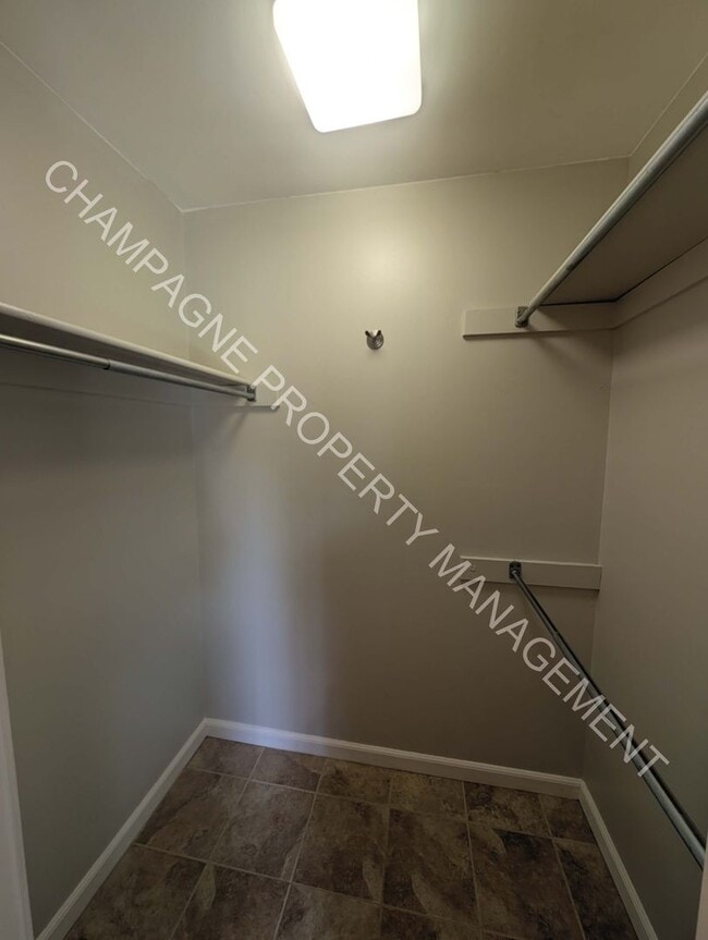 Building Photo - GORGEOUS LENEXA HOME FOR RENT - FLAT ROCK ...
