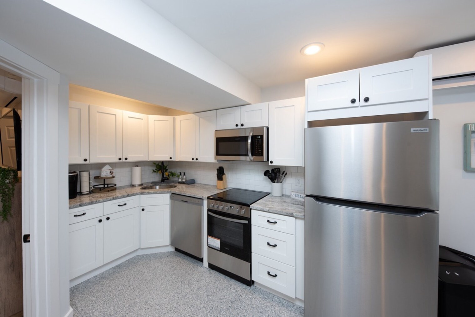 Building Photo - 1140 Simpson Ave