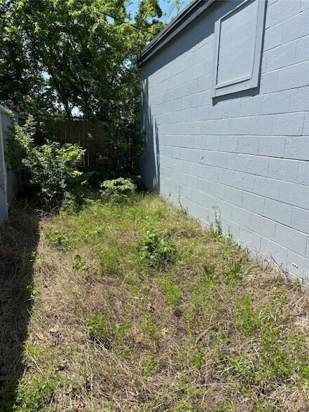 Building Photo - 401 W James Ave