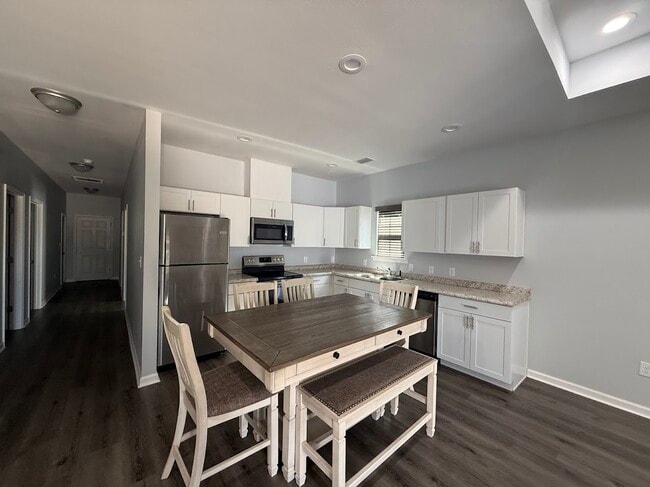 Building Photo - 1725 Holton St