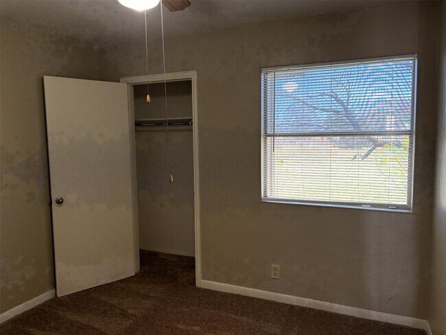 Building Photo - 9902 Roxanna Dr