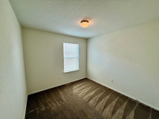 Building Photo - Beautiful 3 bedroom, 2.5 bathroom with an office in a prime New Braunfels location!