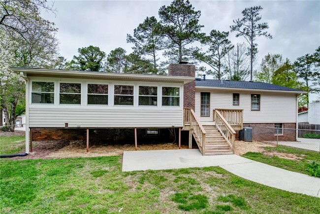 Building Photo - 770 Pine Lake Dr NW