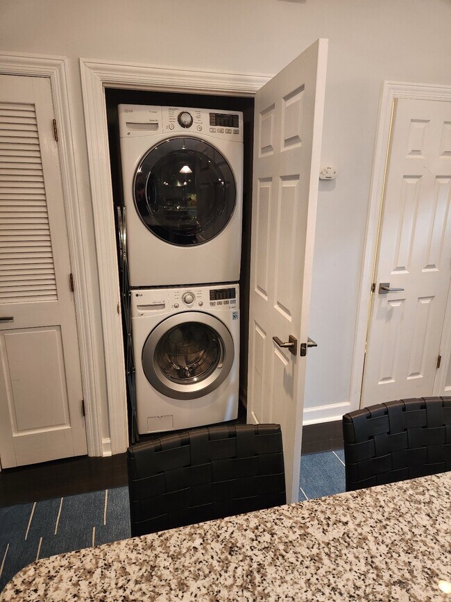 Building Photo - Location, location, location! Beautiful 2BR/1.5BA townhouse in West End Park!