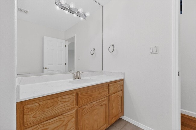 Building Photo - FOUR HILLS Executive Rental 4/5 BD 4/BA