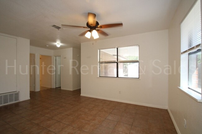 Building Photo - Bright and Open 3 Bedroom Home in Cove!