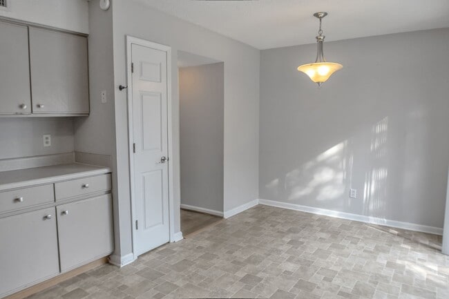 Building Photo - 8016 Thelen St